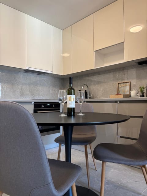 Coffee/tea facilities, Kitchen or kitchenette, Dining area, stove