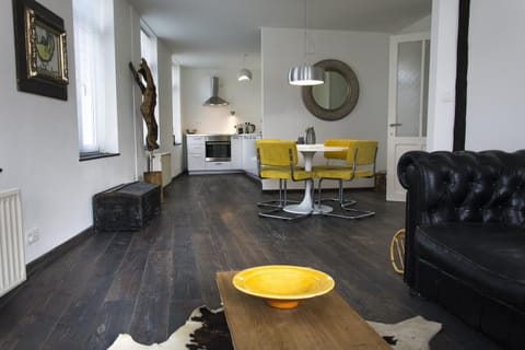 Living room, Photo of the whole room