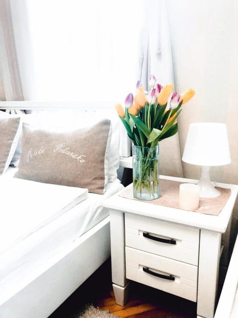 Bed, Photo of the whole room, Decorative detail