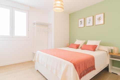 Bed, Photo of the whole room, Bedroom, air conditioner