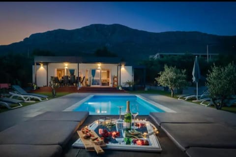 Property building, Night, Natural landscape, Food and drinks, Mountain view, Pool view, Swimming pool, sunbed