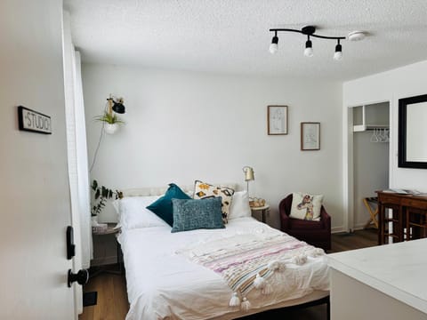 Bed, Seating area, Bedroom