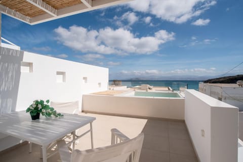 Deluxe Maisonette With Private Jacuzzi Apartment in Paros, Greece