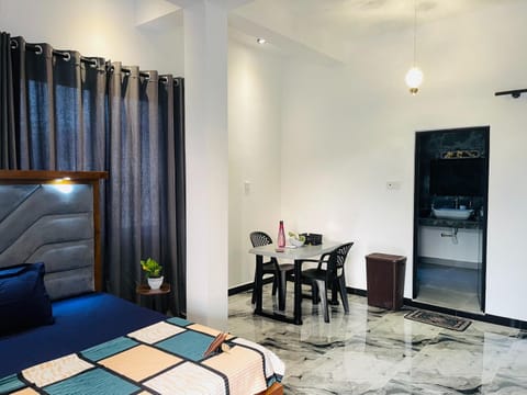 Bed, Photo of the whole room, Seating area, Dining area, Bedroom