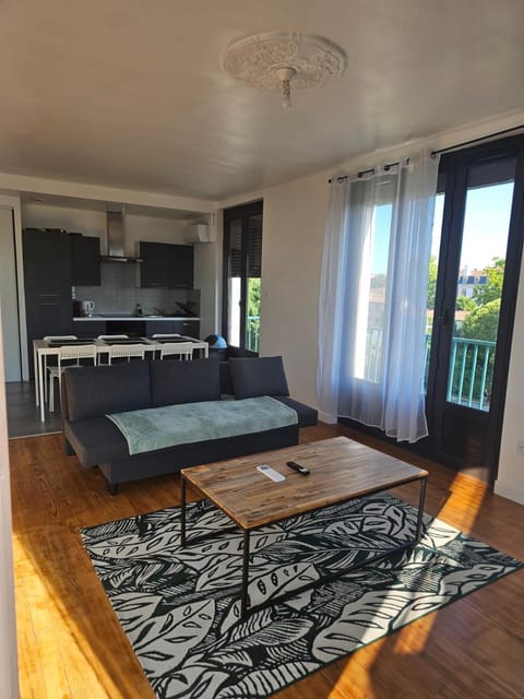 Communal lounge/ TV room, TV and multimedia, Kitchen or kitchenette, Living room, Seating area, Dining area, Evening entertainment
