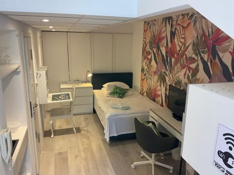 Photo of the whole room, Bedroom