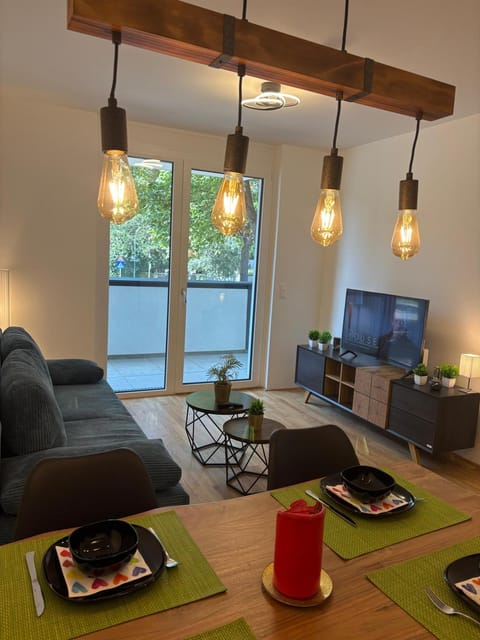 TV and multimedia, Living room, Seating area, Dining area