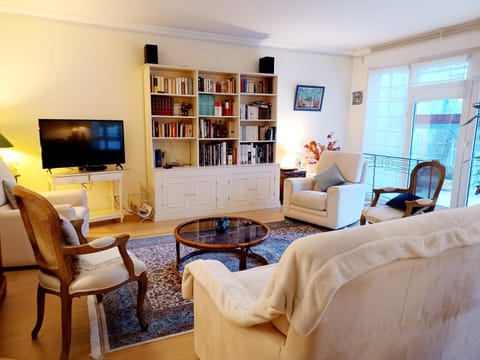 Communal lounge/ TV room, Library, TV and multimedia, Living room, Seating area