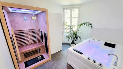 Hot Tub, Sauna, Spa and wellness centre/facilities, Bath