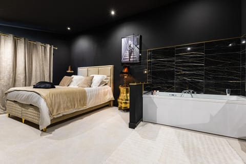 Bed, Hot Tub, Bathroom, Photo of the whole room, Bedroom, Bath