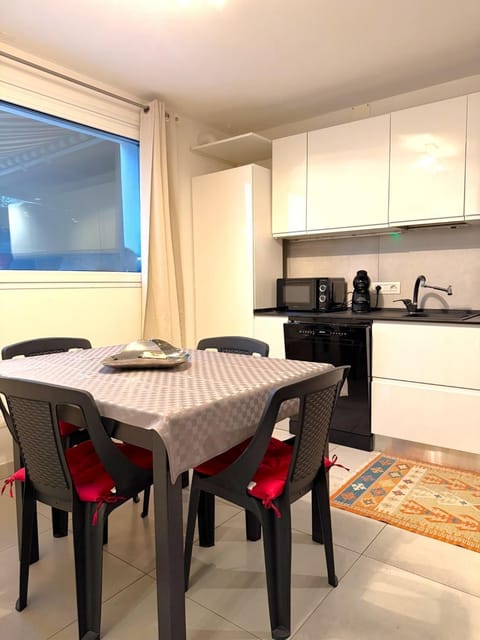 Dining area, kitchen