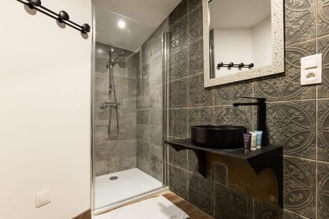 Shower, Bathroom, towels