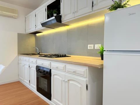 Kitchen or kitchenette, minibar, oven, pet friendly, stove