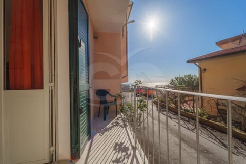 Property building, Day, Balcony/Terrace