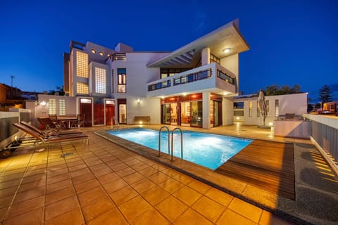 Property building, Swimming pool, sunbed