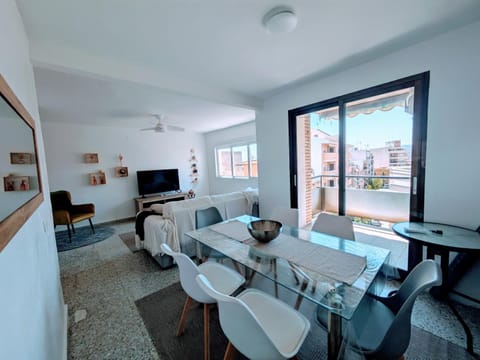 Communal lounge/ TV room, TV and multimedia, Living room, Dining area, City view, Mountain view