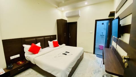 Communal lounge/ TV room, Bed, TV and multimedia, Photo of the whole room, Bedroom, wardrobe, air conditioner
