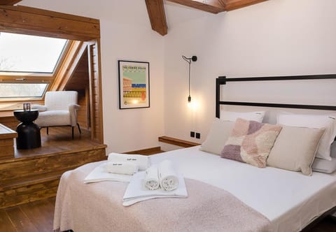 Bed, Bedroom, towels