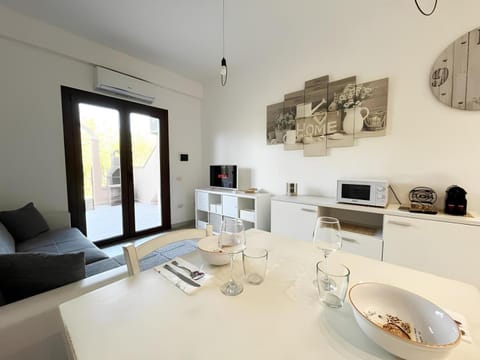 TV and multimedia, Living room, Seating area, Dining area