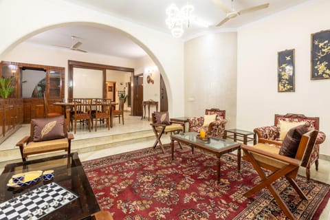 Coffee/tea facilities, Living room, Food and drinks, Seating area, Dining area, furniture, wardrobe