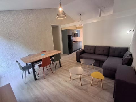 Kitchen or kitchenette, Living room, Seating area, Dining area