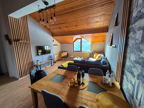 Photo of the whole room, Dining area