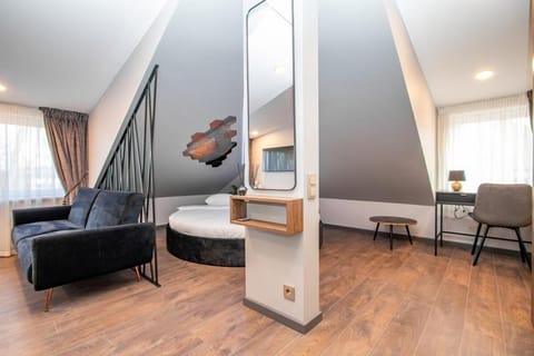 Bed, Living room, Photo of the whole room, Seating area