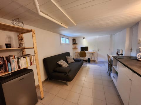 Coffee/tea facilities, Kitchen or kitchenette, Living room, Seating area, Dining area