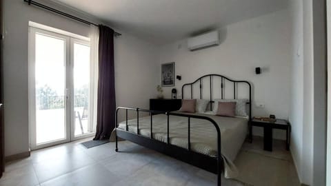 Bed, Bedroom, air conditioner