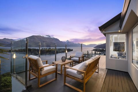 Patio, Natural landscape, View (from property/room), Balcony/Terrace, Seating area, Lake view, Mountain view