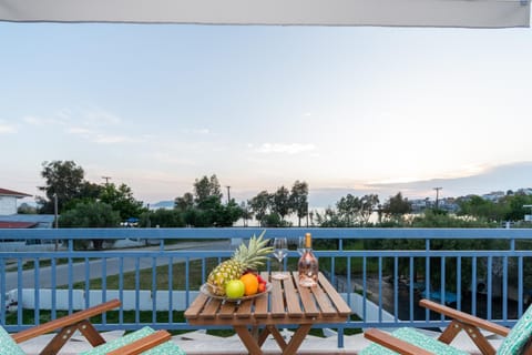 View (from property/room), Balcony/Terrace, Dining area, Sea view