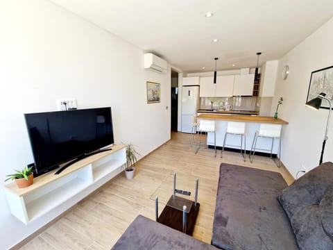 TV and multimedia, Kitchen or kitchenette, Living room, Seating area, Dining area, dishwasher, oven, stove