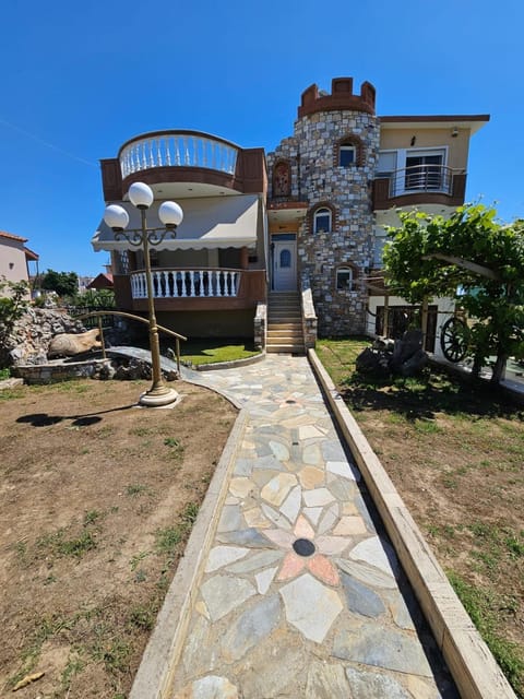 Property building, Day, Garden