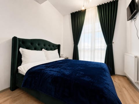 Bed, TV and multimedia, Bedroom