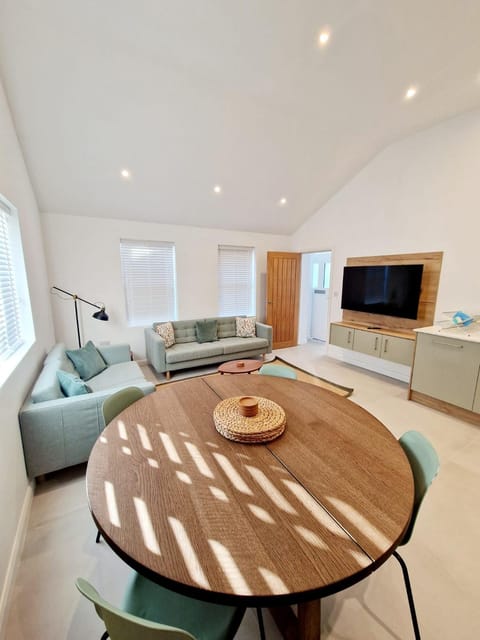 TV and multimedia, Kitchen or kitchenette, Living room, Seating area, Dining area