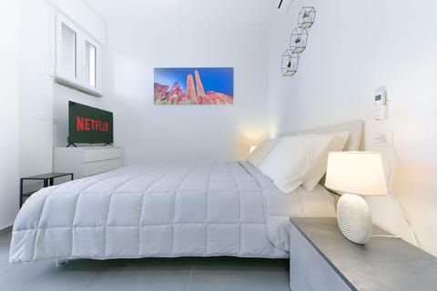 Bed, TV and multimedia, Photo of the whole room, Bedroom