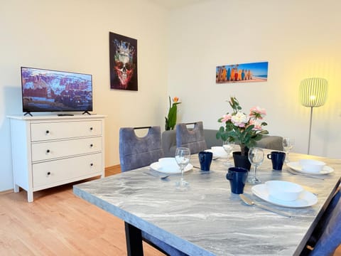 TV and multimedia, Living room, Seating area, Dining area