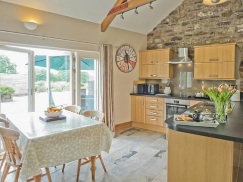 Kitchen or kitchenette, Garden view, microwave, oven, stove