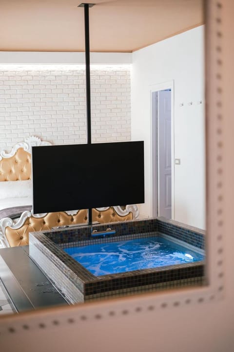 Bed, Hot Tub, TV and multimedia