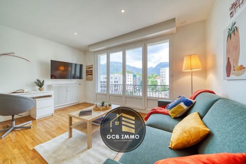 Communal lounge/ TV room, TV and multimedia, Living room, Seating area, Mountain view