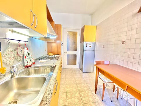 Kitchen or kitchenette, Dining area, dishwasher, oven, pet friendly, stove