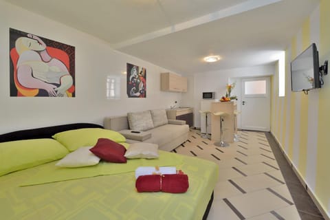 Bed, Living room, Dining area, Bedroom