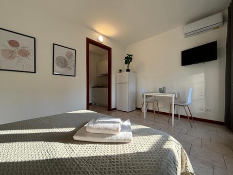 Bed, TV and multimedia, Dining area, Bedroom, towels, air conditioner