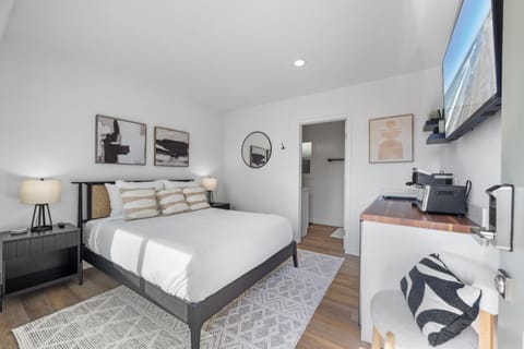 South O Bungalow 6 - Deluxe Queen Studio + Patio Apartment in Carlsbad