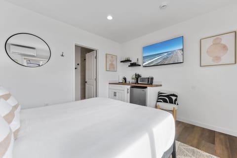 South O Bungalow 6 - Deluxe Queen Studio + Patio Apartment in Carlsbad