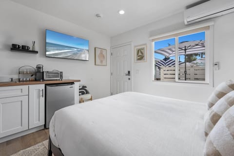 South O Bungalow 6 - Deluxe Queen Studio + Patio Apartment in Carlsbad