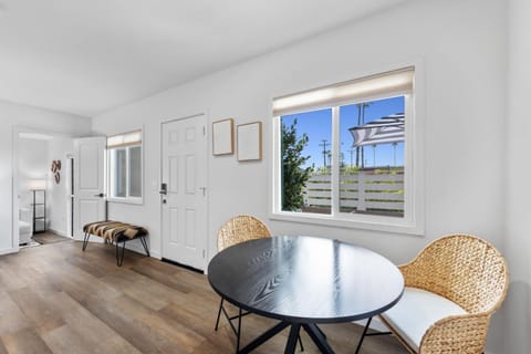 South O Bungalow 11 - Luxury King Suite + Patio Apartment in Carlsbad