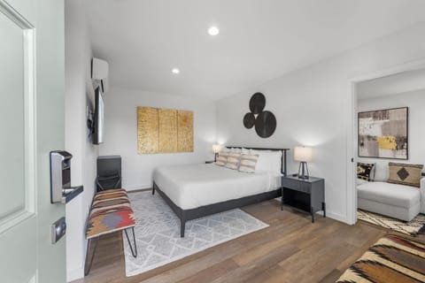 South O Bungalow 11 - Luxury King Suite + Patio Apartment in Carlsbad