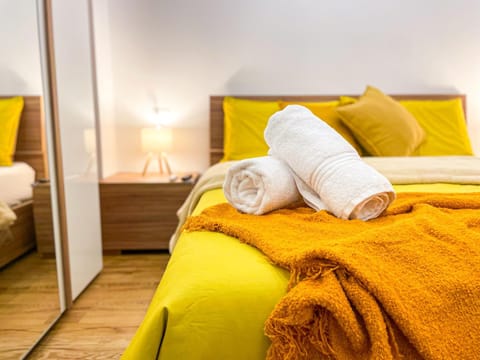 Bed, Photo of the whole room, Bedroom, towels