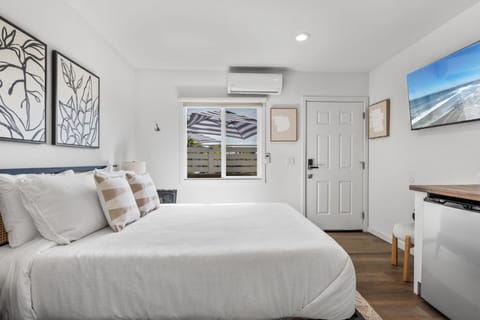 South O Bungalow 4 - Deluxe Queen Studio + Patio Apartment in Carlsbad